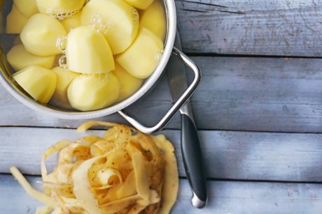 Почему картофель чернеет после варки. Можно ли его есть?